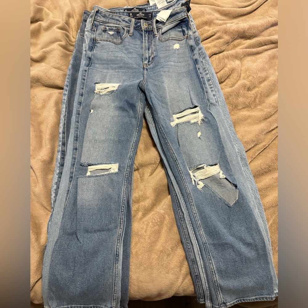 HOLLISTER VINTAGE STRAIGHT RIPPED JEANS